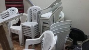 مجموعة من المقاعد البلاستيكية جاهزة للنقل