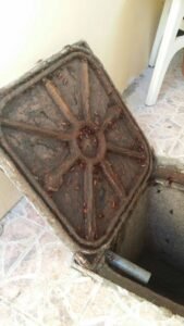 صورة لبالوعة ممتلئة بصراصير المجاري