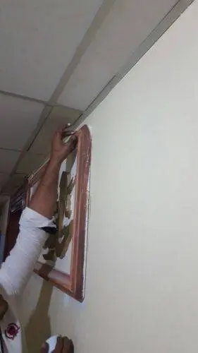 رش مبيدات الحشرات في المنزل: متى تحتاج الرش وكيف تجهز المكان؟ 3 وضع جل أو عجينة الصراصير في أماكن الإصابة