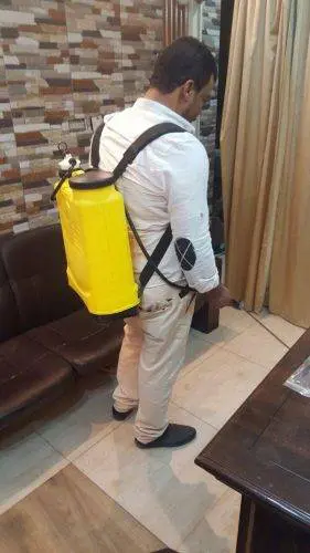 فني مكافحة حشرات يقوم برش المبيد