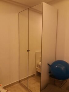 دوليب بها زجاج تحتاج محترف في نقلها