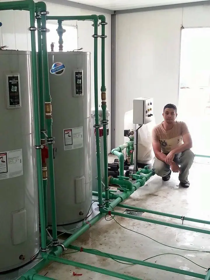 أعمال تمديد وتجديد صحي داخل حمام