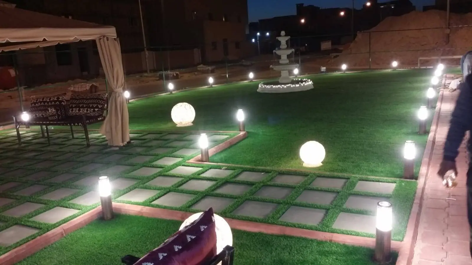 تنسيق حدائق بالكويت للمنازل والفلل مع عشب وممرات وإنارة خارجية