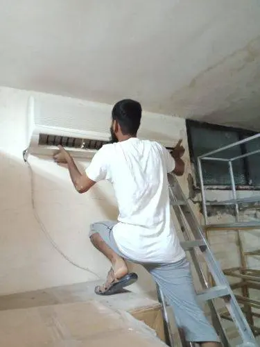 فني تركيب تكييف وحدات